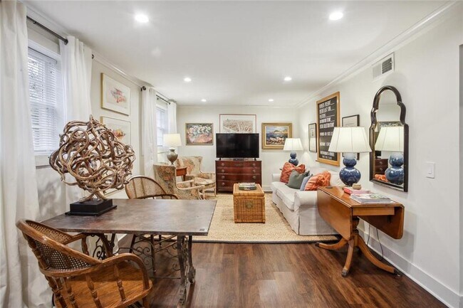 Building Photo - 854 Mentelle Dr NE