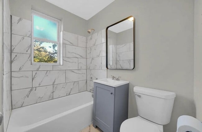 Building Photo - 1319 Marshall St