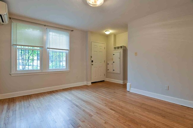 Photo - 725 Kearny St NE House