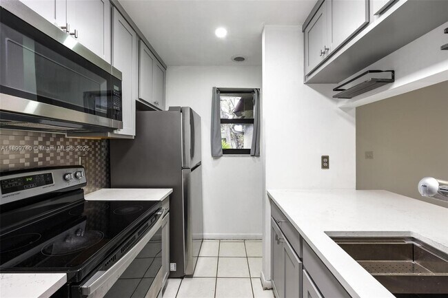 Foto del edificio - 9724 Hammocks Blvd