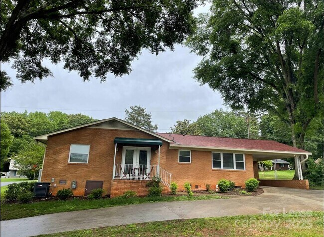 Building Photo - 113 Forest Dr