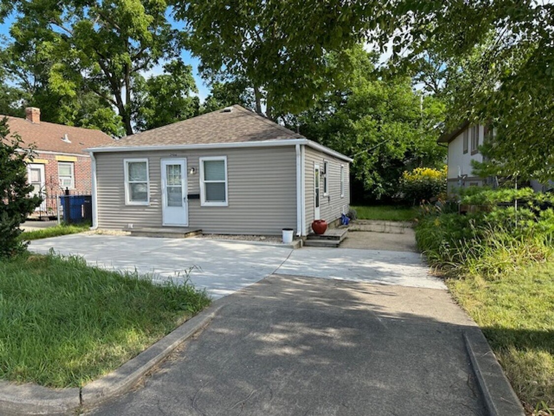 Primary Photo - 2 Bedroom, 1 Bath House For Rent in Shorew...