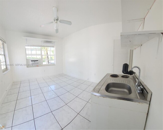 Foto del edificio - 235 NE 77th St