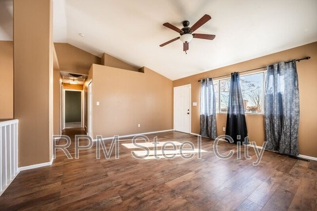 Foto del edificio - 4645 Ridge Dr