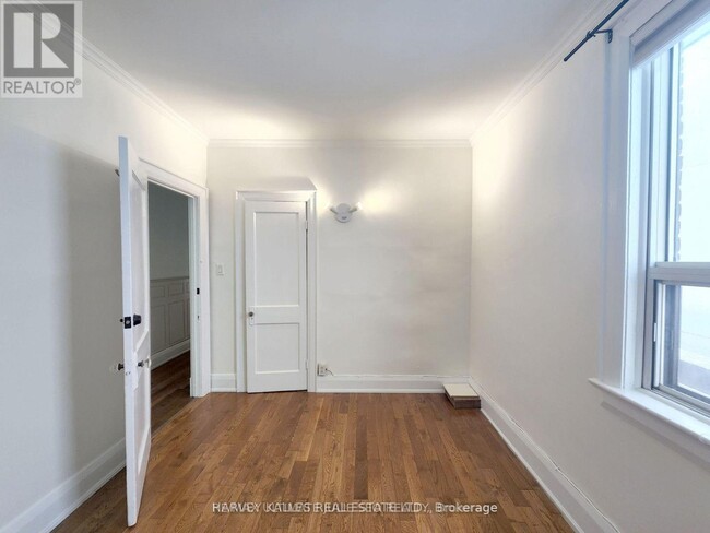 Photo du bâtiment - 832 St Clair Ave W