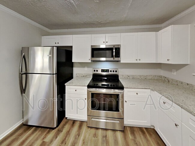 Building Photo - 584 Raintree Dr