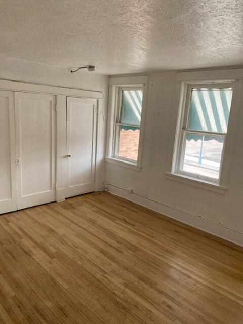 Building Photo - 580 E Clark St