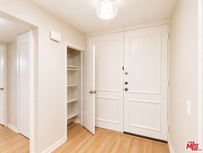 Foto del edificio - 5870 Green Valley Cir