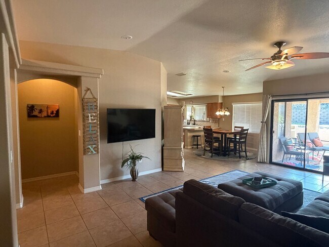 Foto del edificio - Longterm Furnished Pool Home!