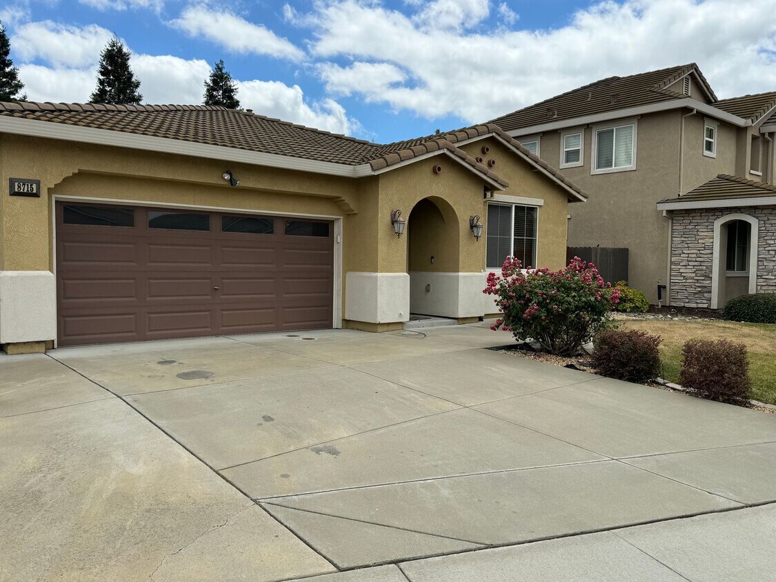 Foto principal - Cozy and Spacious Home in Elk Grove