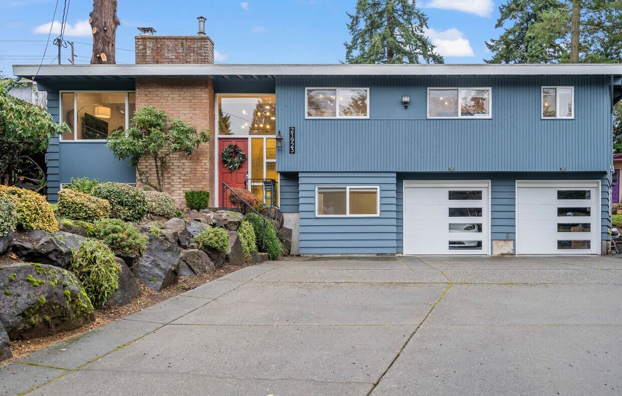 Primary Photo - Modern Newly Remodeled Split Level Home fo...