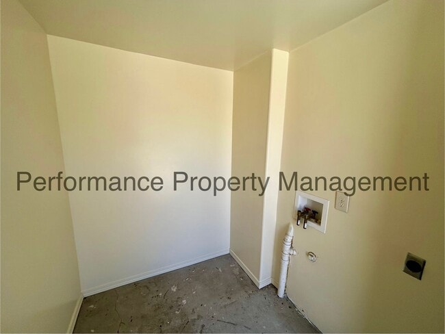Building Photo - 615 Flower St