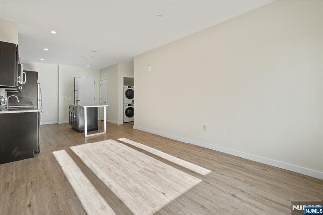 Building Photo - 69 Main St