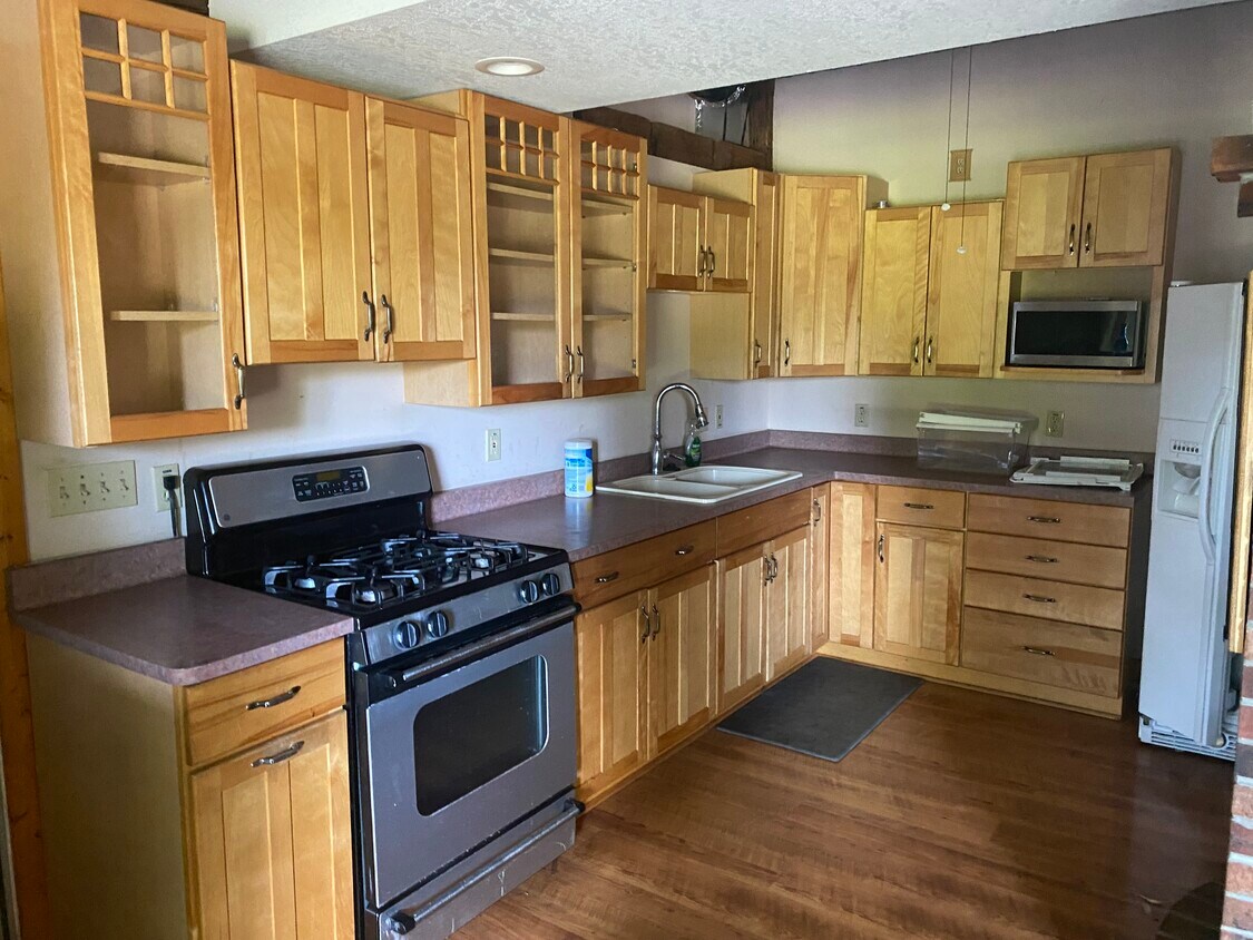 1455 N Brookfield Rd, Brookfield, WI 53045 House Rental in Brookfield