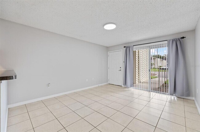 Building Photo - 302 Lake Parsons Green