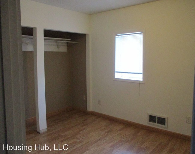 Building Photo - 1077 Bush Ave