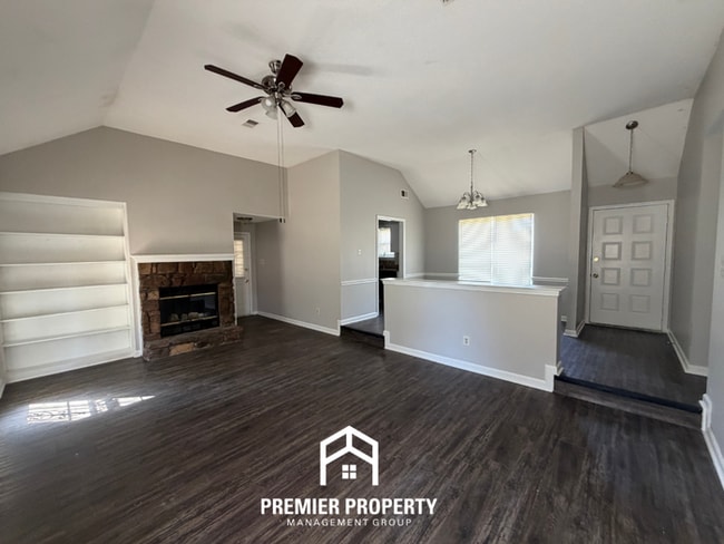 Building Photo - Charming 3BR Memphis Home with Fireplace, Built-Ins & Fenced Backyard