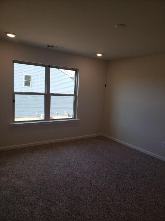 Foto del edificio - Room in 4 Bedroom Home at 1004 Maylen Trace
