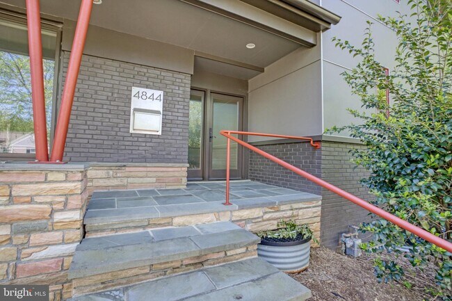 Foto del edificio - 4844 Yorktown Blvd