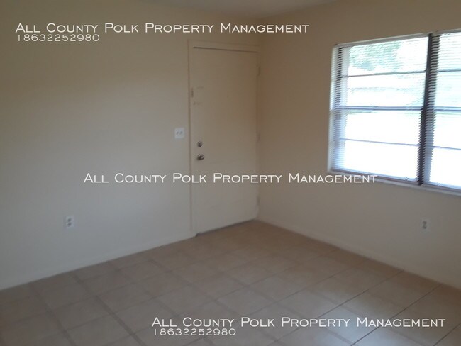 Building Photo - 2 Bedroom 1 Bathroom Duplex