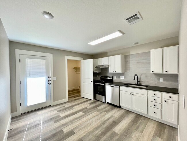 Building Photo - Modern 2 Bedroom 1 Full Bath Duplex!