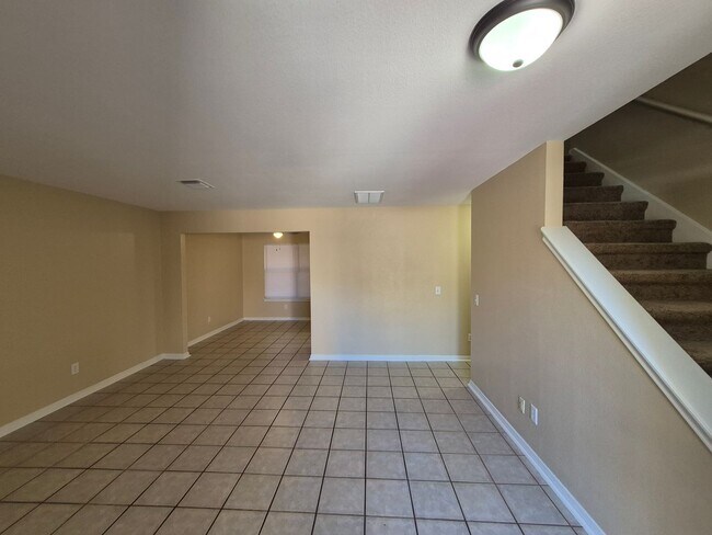 Foto del edificio - 5907 Deer Lake Dr