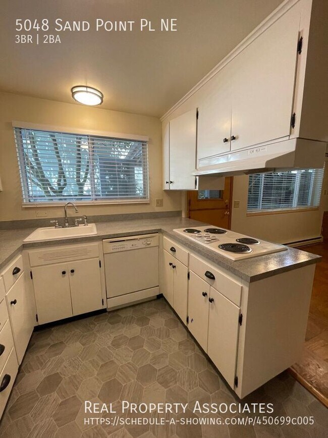 Building Photo - Pet Friendly -Triplex-ground floor unit in...