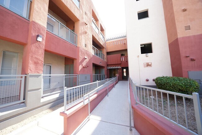 Foto del edificio - SHOWINGS AVAILABLE NOW