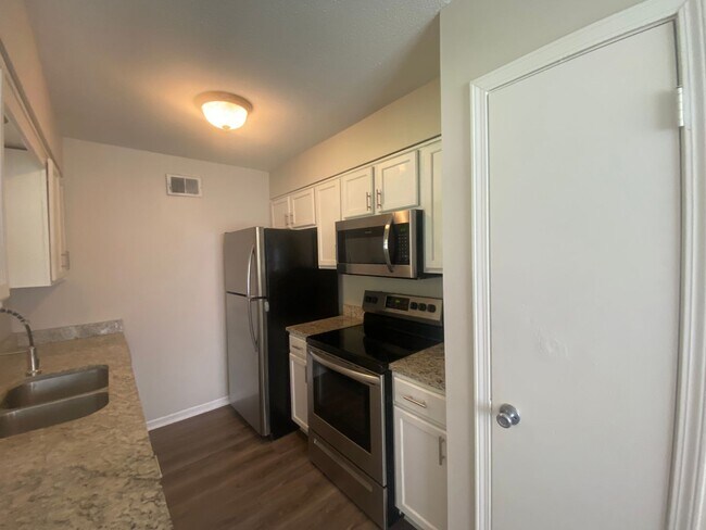 Building Photo - Renovated three bedroom two bath all lamin...