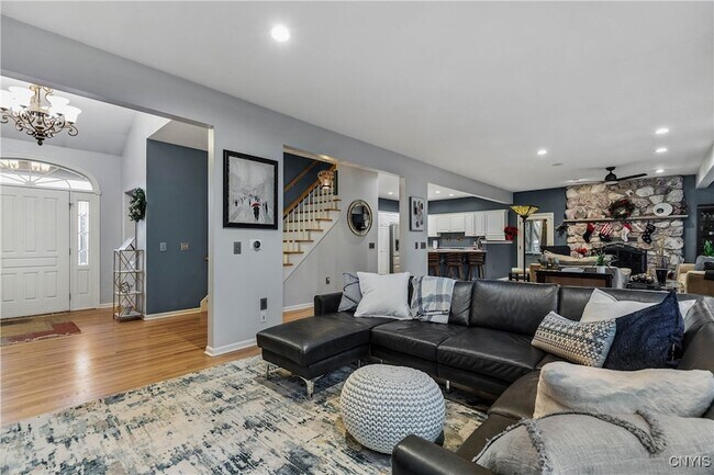 Foto del edificio - 4892 MacGregor Ln