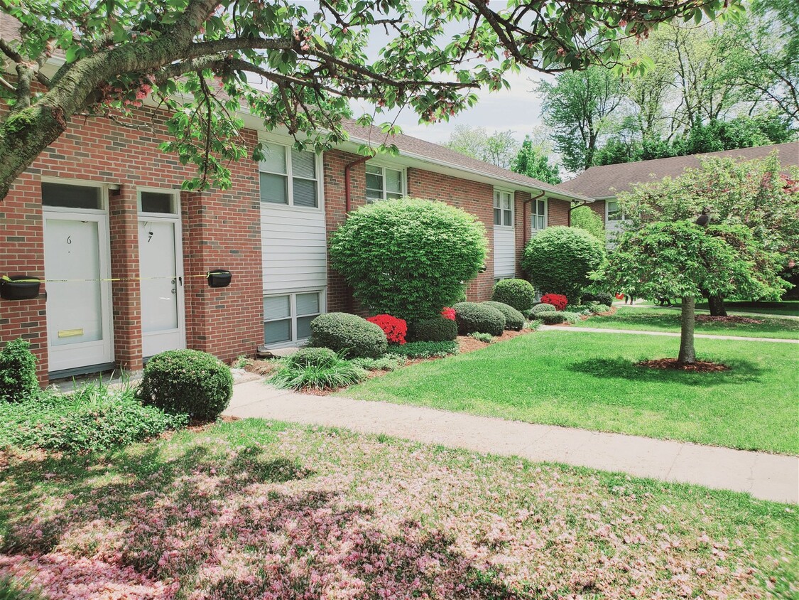 Primary Photo - 8 Willowbrook Court, Stamford, CT 06902 - ...