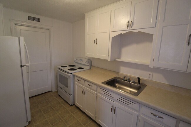 Building Photo - December FREE On This 1 Bedroom 1 Bath Duplex in Navy Hill Area in Olathe