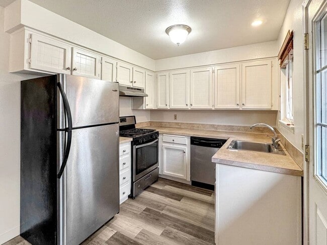 Building Photo - 2 Bedroom Condo For Rent - 3 Month Lease