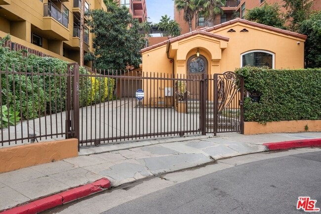 Building Photo - 1621 Vista Del Mar Ave
