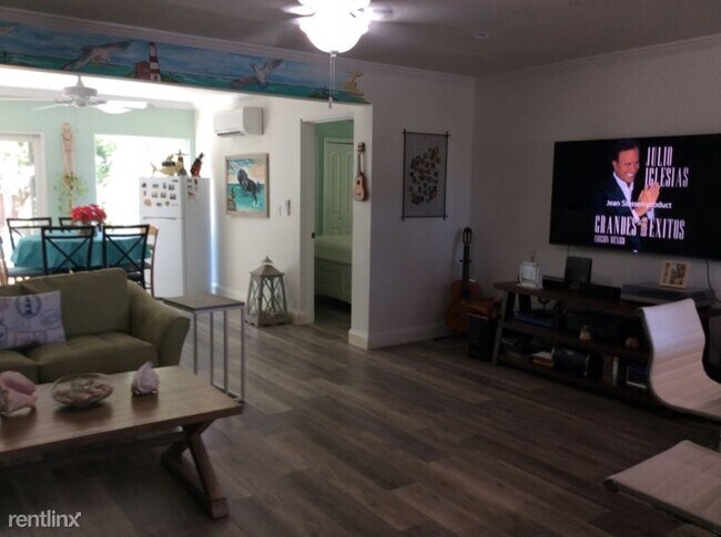 Building Photo - 3 br, 2.5 bath Townhome - 851 School Way,