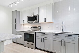 Building Photo - 122 S Lakeside Dr