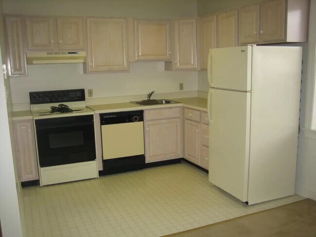 FULL KITCHEN - 401 Berkley Rd
