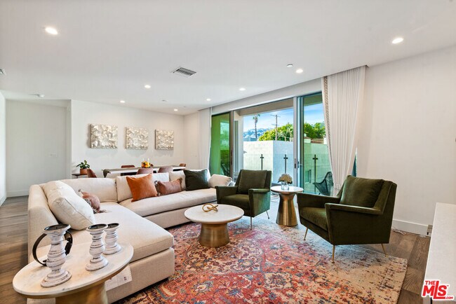 Foto del edificio - 728 N Sweetzer Ave