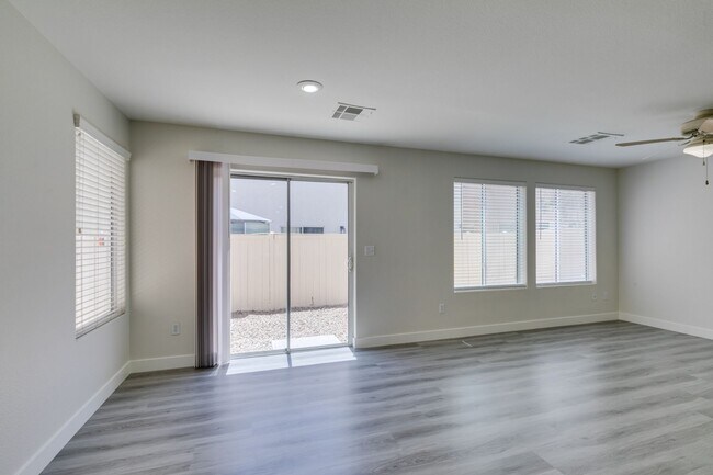 Foto del edificio - NEWLY UPDATED 4 BEDROOM HOME IN THE SOUTHWEST
