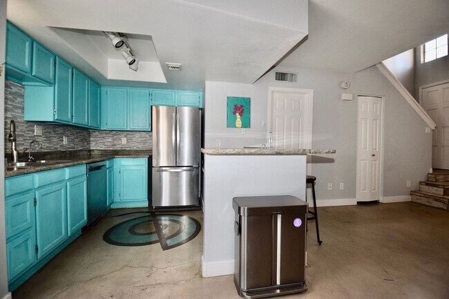 Foto del edificio - Beautiful modern 1 bed 2 bath corner unit in the Highlands Condominium community.