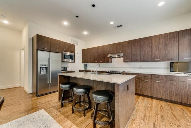 Building Photo - 2335 Stutz Dr