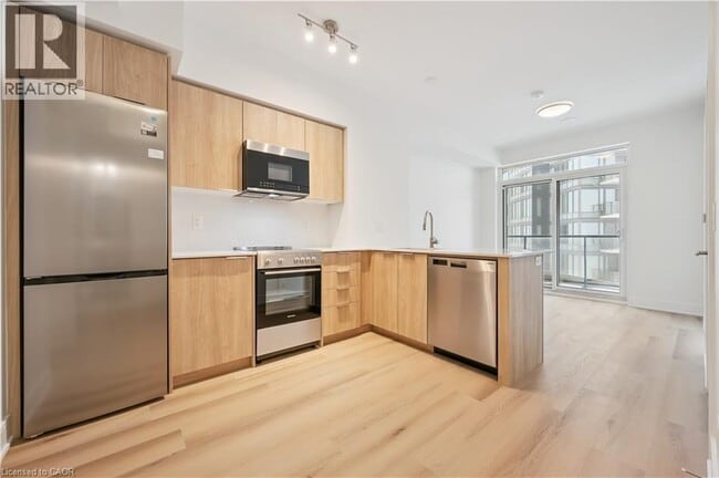 Building Photo - 25 Wellington St S