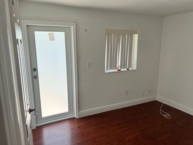 Foto del edificio - 275 SW 8th St