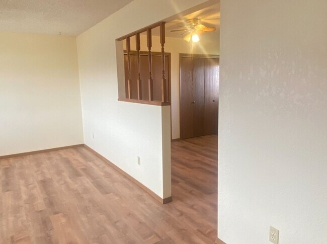 Foto del edificio - Bright & Roomy 2 Bedroom Apartment in Gree...