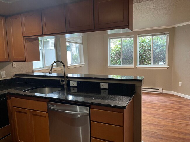 Building Photo - Adorable 2bd Juanita condo!