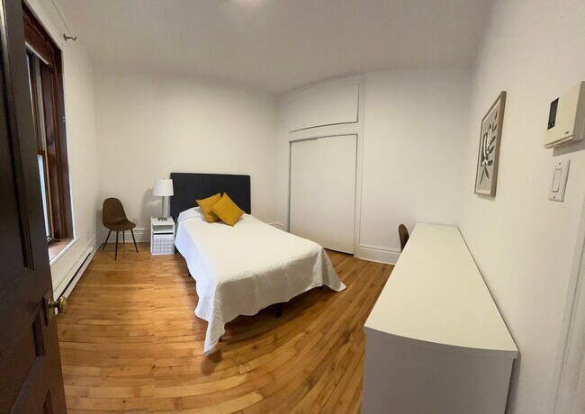 Room 1 - 1044 Rue Mackay