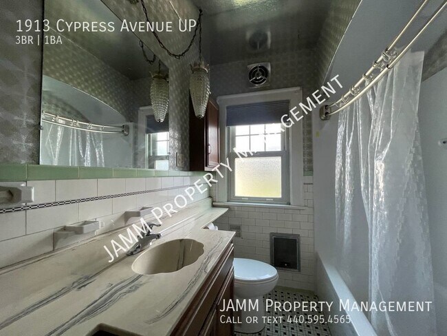 Building Photo - Charming 3 Bedroom Unit in Cleveland!