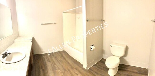 Foto del edificio - Spacious 2 bed in Charming Building
