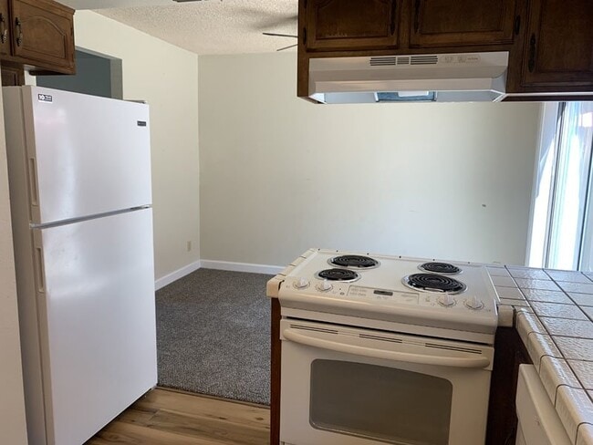 Building Photo - 2 Bed, 1.5 Bath Condo - centrally located ...