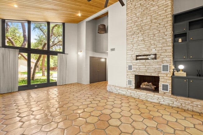 Building Photo - 1815 Brookhaven Dr